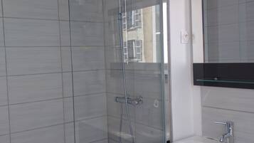 Badewanne, Haartrockner, Handtücher, Seife