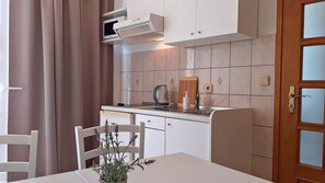 Kylskåp, mikrovågsugn, spishäll och vattenkokare