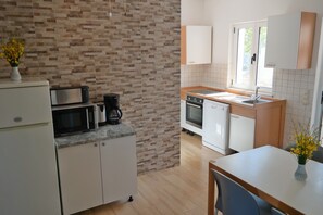 Kjøleskap, mikrobølgeovn, ovn og kokeplater