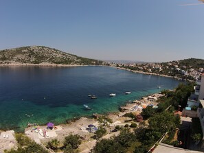 Nær stranden og solsenger