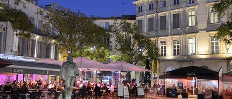 تناول الطعام بالخارج