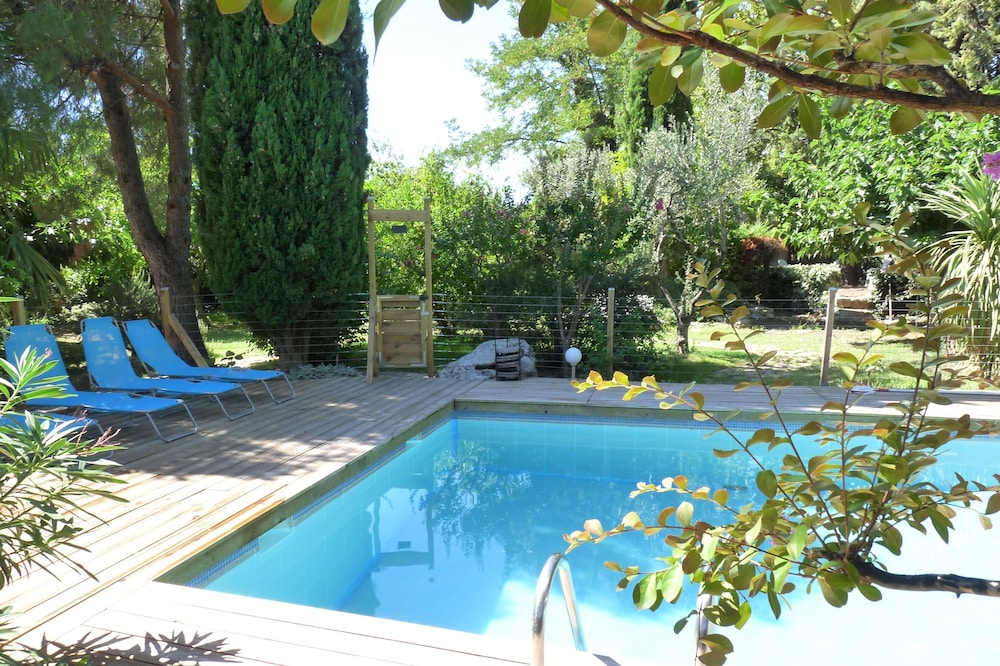 Independent Duplex in beautiful Provençal estate, Golden Tree, garden, swimming pool