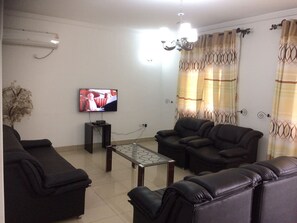 TV - Residence "LA DETENTE", Appart 4: Your comfort, your security: our priorities (Douala)