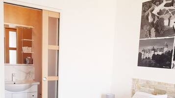 2 chambres, fer et planche à repasser, Wi-Fi, draps fournis