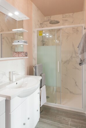 Dusche, Haartrockner, Handtücher, Seife