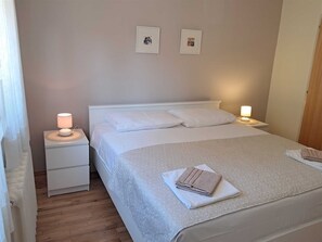 2 bedrooms, iron/ironing board, free WiFi, bed sheets - Charming 2-Bedroom Apartment for Four, With Parking (Pula)