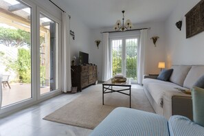 Televisie, een dvd-speler en een stereo