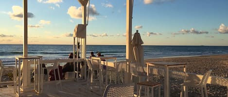 Beach nearby, sun-loungers, beach towels
