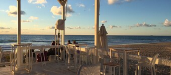 Casa de vacaciones con piscina comunitaria a poca distancia del club de golf y a 1,5 km de la playa soñada.