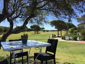 Outdoor dining - Holiday house with community pool within walking distance of the golf club and 1.5 km from the dream beach (Chiclana de la Frontera)