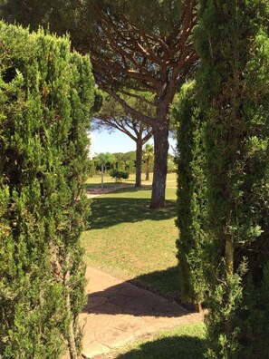 Property grounds - Holiday house with community pool within walking distance of the golf club and 1.5 km from the dream beach (Chiclana de la Frontera)