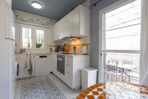 Een koelkast, een microgolfoven, een oven, een kookplaat