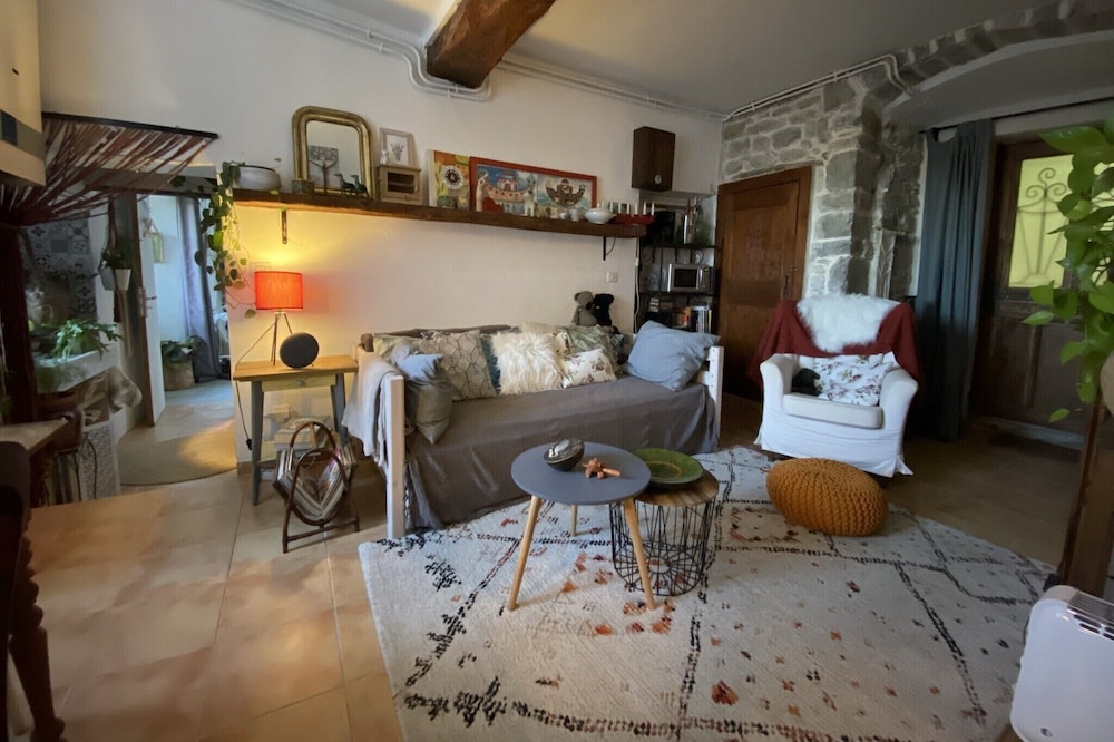 Apartment on the ground floor of an old house in the heart of Sauve