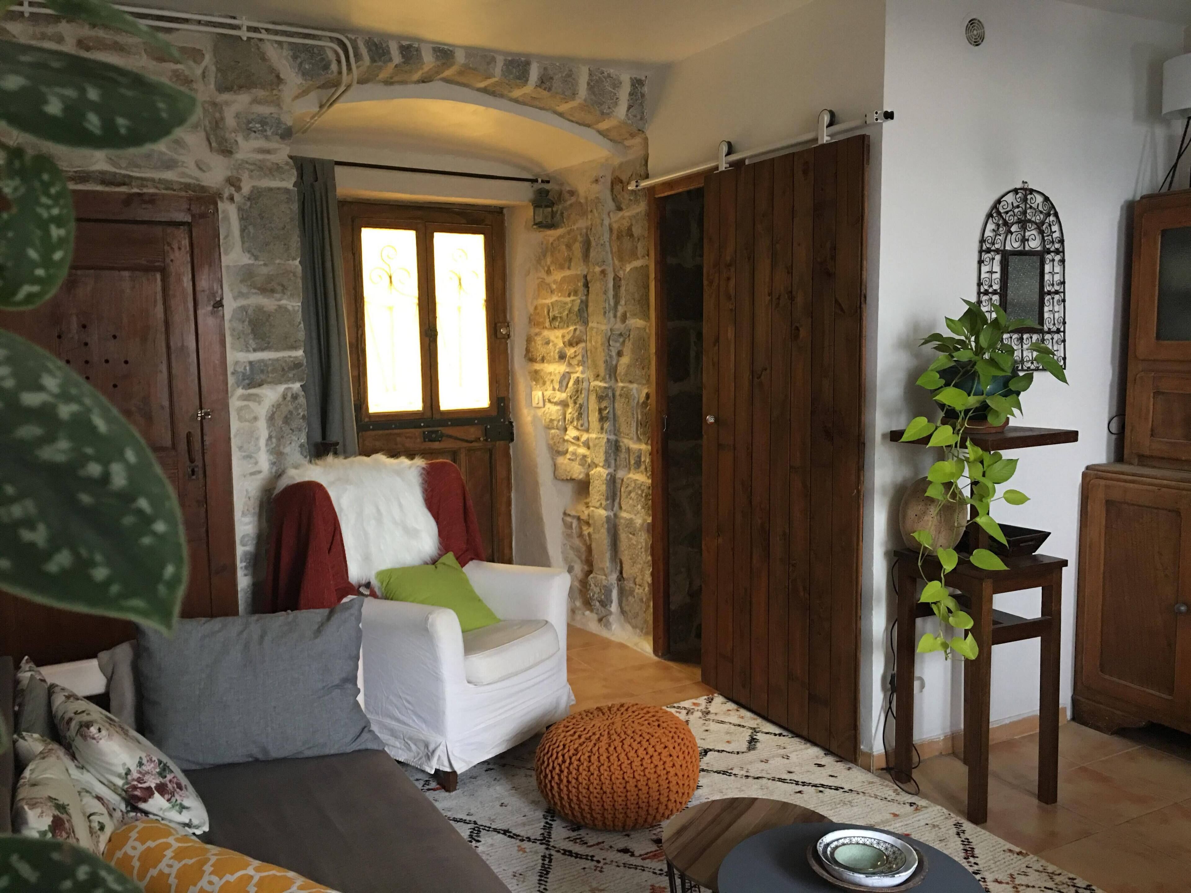 Apartment on the ground floor of an old house in the heart of Sauve