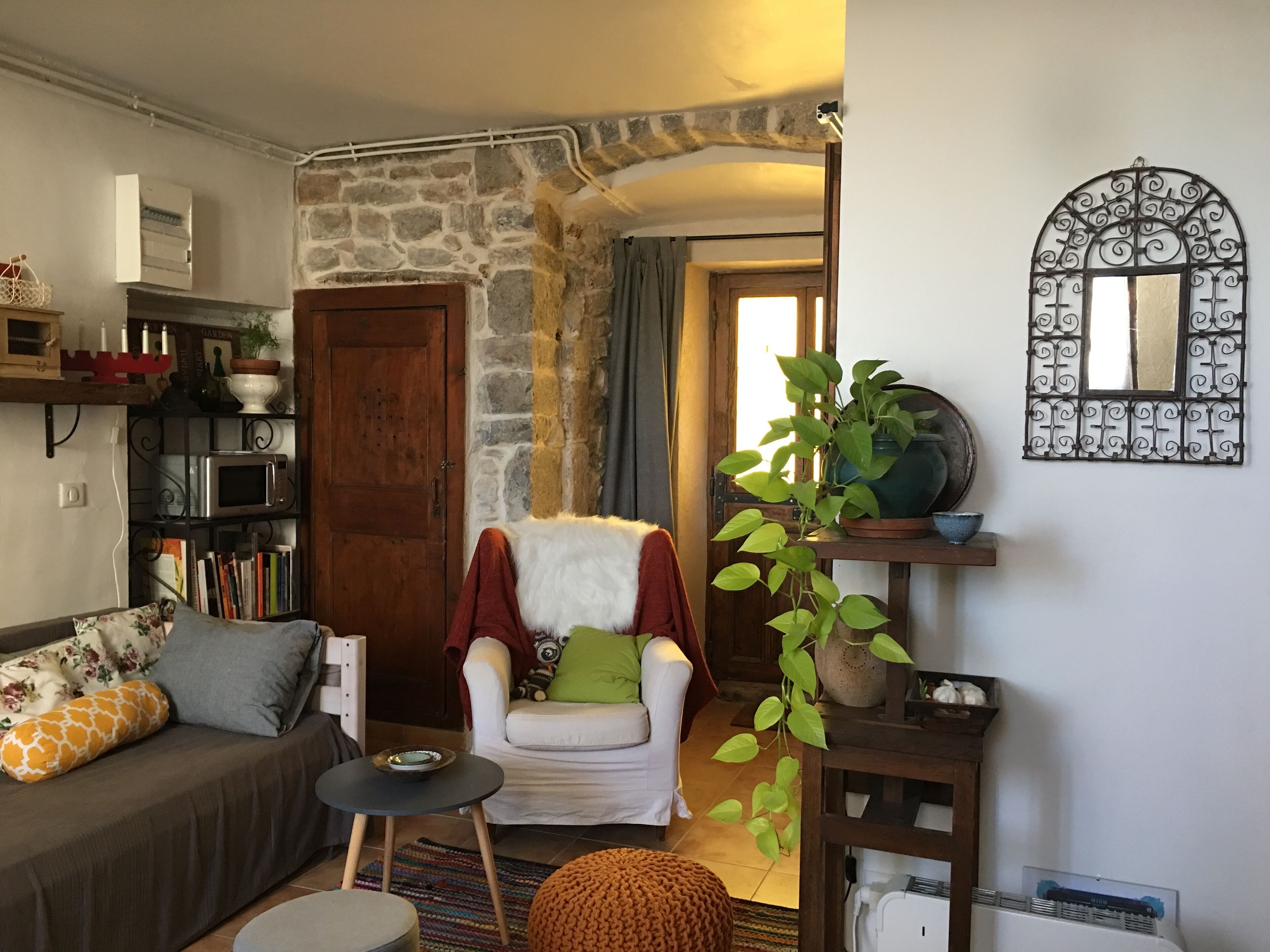 Apartment on the ground floor of an old house in the heart of Sauve