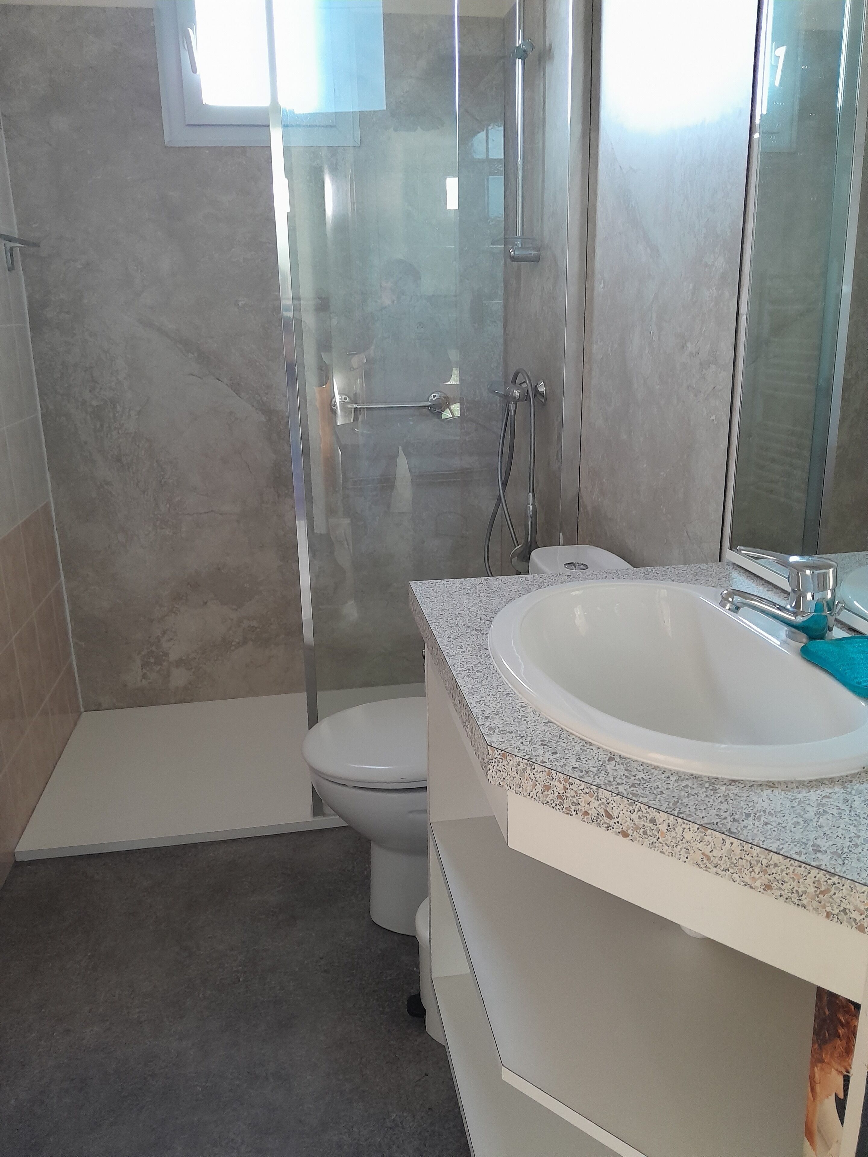 Ensemble douche/baignoire, sèche-cheveux, serviettes fournies