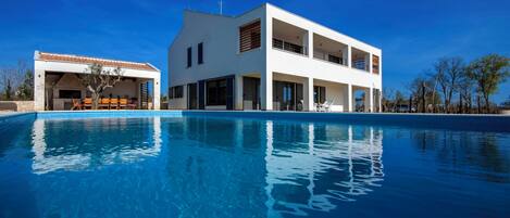 Utendørsbasseng og et oppvarmet basseng