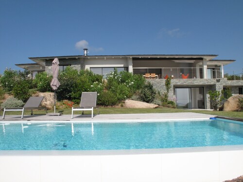  VILLA MODERNE 10 PERONNES PISCINE 10MN DE LA PLAGE ET DU GOLF DE SPERONE VUE 