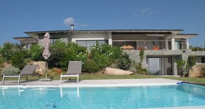 VILLA MODERNE 10 PERONNES PISCINE 10MN DE LA PLAGE ET DU GOLF DE SPERONE VUE