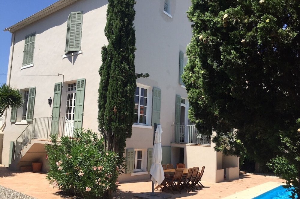 TOULON - VAR- COTE D'AZUR MAGNIFICENT HOUSE WITH PRIVATE POOL AND NEAR BEACHES