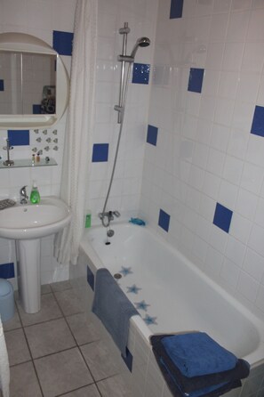 Combined shower/bathtub, hair dryer, towels, soap