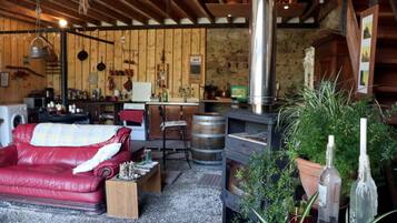 Televisie, een open haard, een dvd-speler en een tafeltennistafel