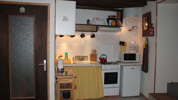 Een koelkast, een microgolfoven, een oven, een kookplaat