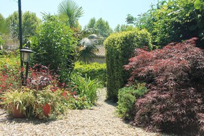 Property grounds - Cosy gîte based in the heart of a rural village, 25 mins from Carcassonne (Escueillens-Et-Saint-Just-De-Bélengard)