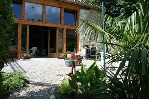 Terrace/patio - Cosy gîte based in the heart of a rural village, 25 mins from Carcassonne (Escueillens-Et-Saint-Just-De-Bélengard)