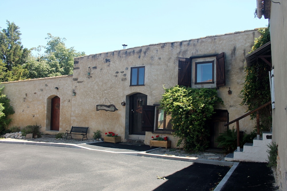 Gîtes well arranged, in the heart of a rural village, 25 mins from Carcassonne