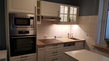 Kühlschrank, Mikrowelle, Ofen, Herdplatte