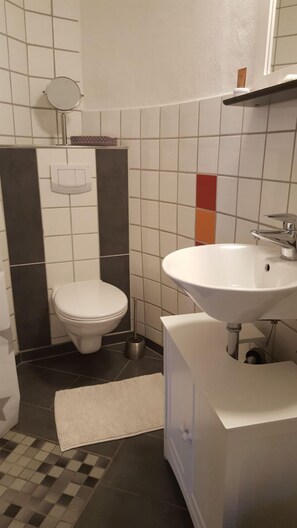Douche, sèche-cheveux, serviettes fournies