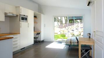 Een bureau, een strijkplank/strijkijzer, reisbedje, gratis wifi