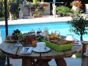 Outdoor dining - Butterflies Suite 4 people (Saint Chef)