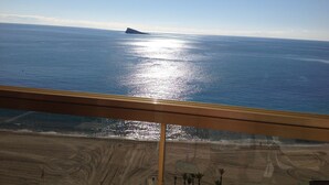 A view of the ocean from a balcony with a sandy beach and palm trees in the foreground. - Apartment facing the sea. In the center of the Poniente Beach. WIRELESS. Swimming pool (Benidorm)
