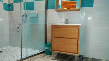 Een douche, een haardroger, handdoeken