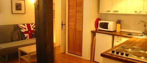 Kühlschrank, Mikrowelle, Ofen, Herdplatte