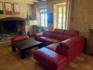 Smart TV, fireplace, DVD player, books