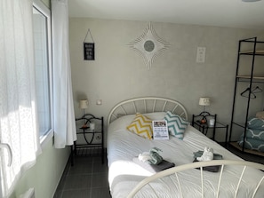 1 chambre, fer et planche à repasser, lit de bébé portatif