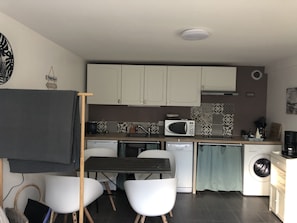 Réfrigérateur, four à micro-ondes, surface de cuisson, lave-vaisselle