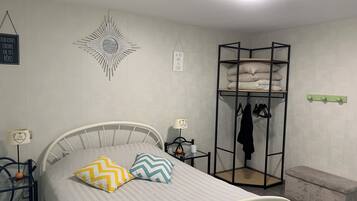 1 slaapkamer, een strijkplank/strijkijzer, reisbedje, gratis wifi