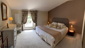 1 bedroom, iron/ironing board, free WiFi - Beautiful Gîte in Mas provençal (La Garde-Adhémar)