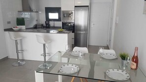 Fridge, microwave, oven, stovetop - NEW LUXURY APARTMENT WITH SEA VIEW (Alicante)