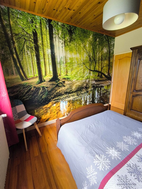 4 bedrooms, iron/ironing board, travel crib, bed sheets