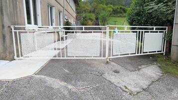 Enceinte de lâhĂ©bergement