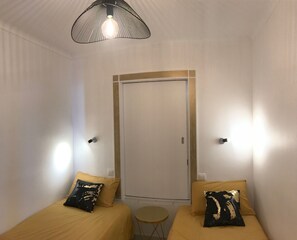 2 habitaciones, tabla de planchar con plancha y cuna de viaje