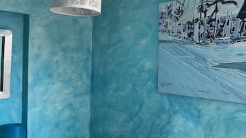 2 habitaciones, tabla de planchar con plancha y cuna de viaje