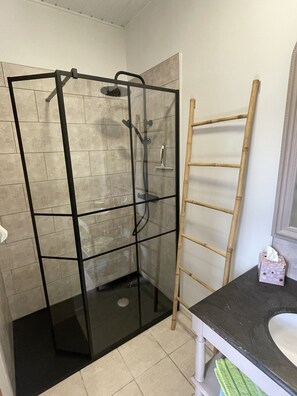 Dusche, Haartrockner, Toilettenpapier