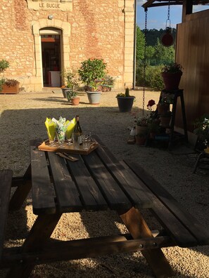 Outdoor dining - ATYPICAL AND UNUSUAL IN PERIGORD (Le Bugue)