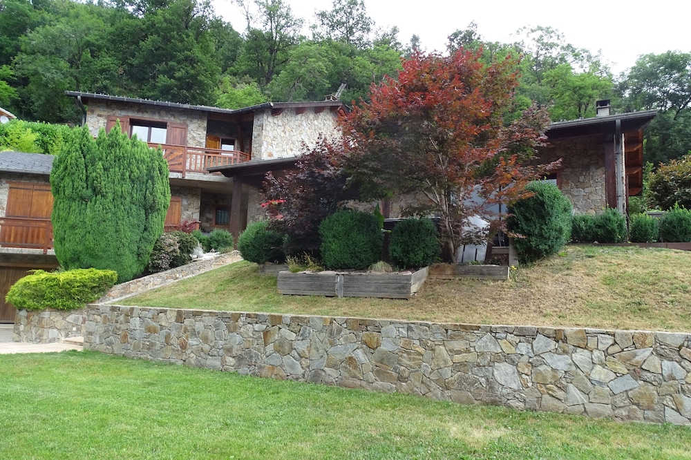 CHARMING HOUSE IN THE MOUNTAIN